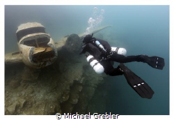 A diver wearing side mount comes face-to-face with the pl... by Michael Grebler 